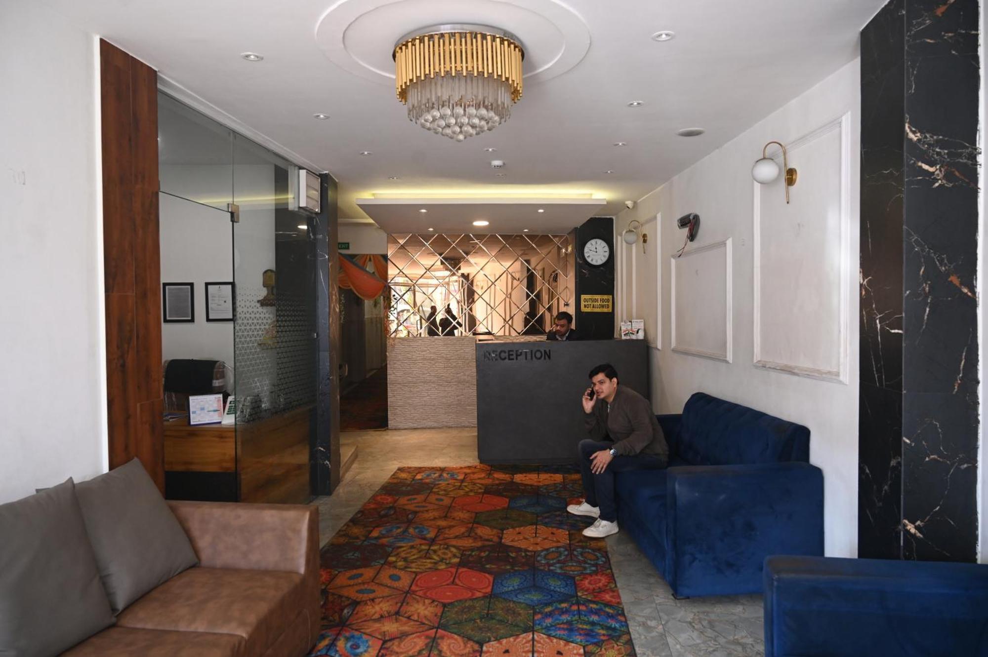 Hotel Dileep42 Lucknow Zewnętrze zdjęcie